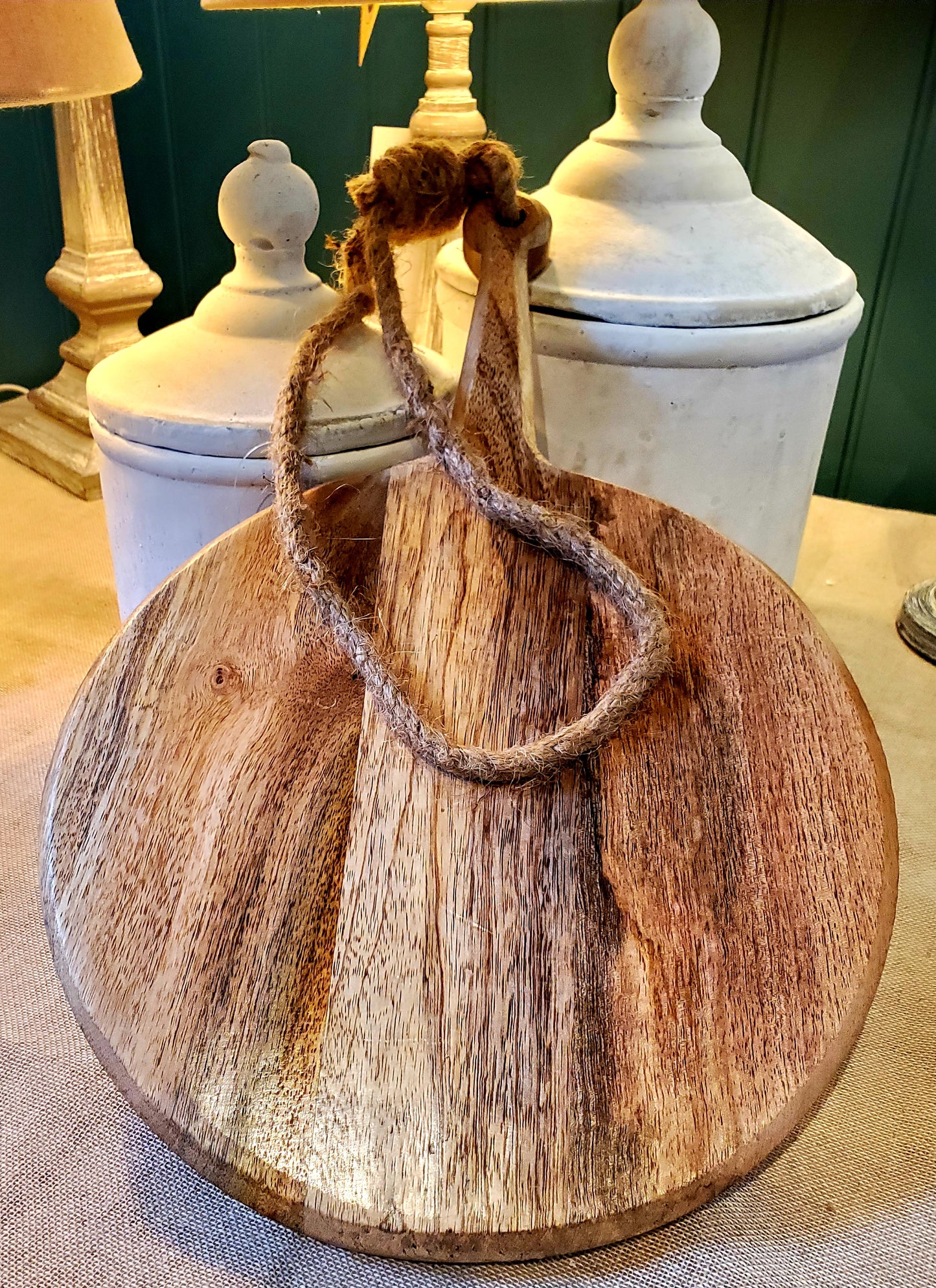 ROUND HANGING HARD WOOD CHOPPING BOARD